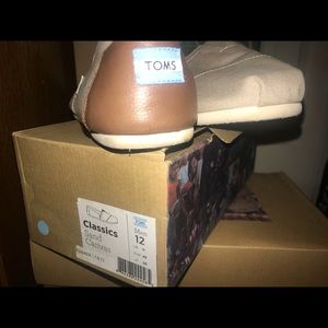 NEW TAN CANVAS TOMS WITH BROWN LEATHER HEAL ACCENT